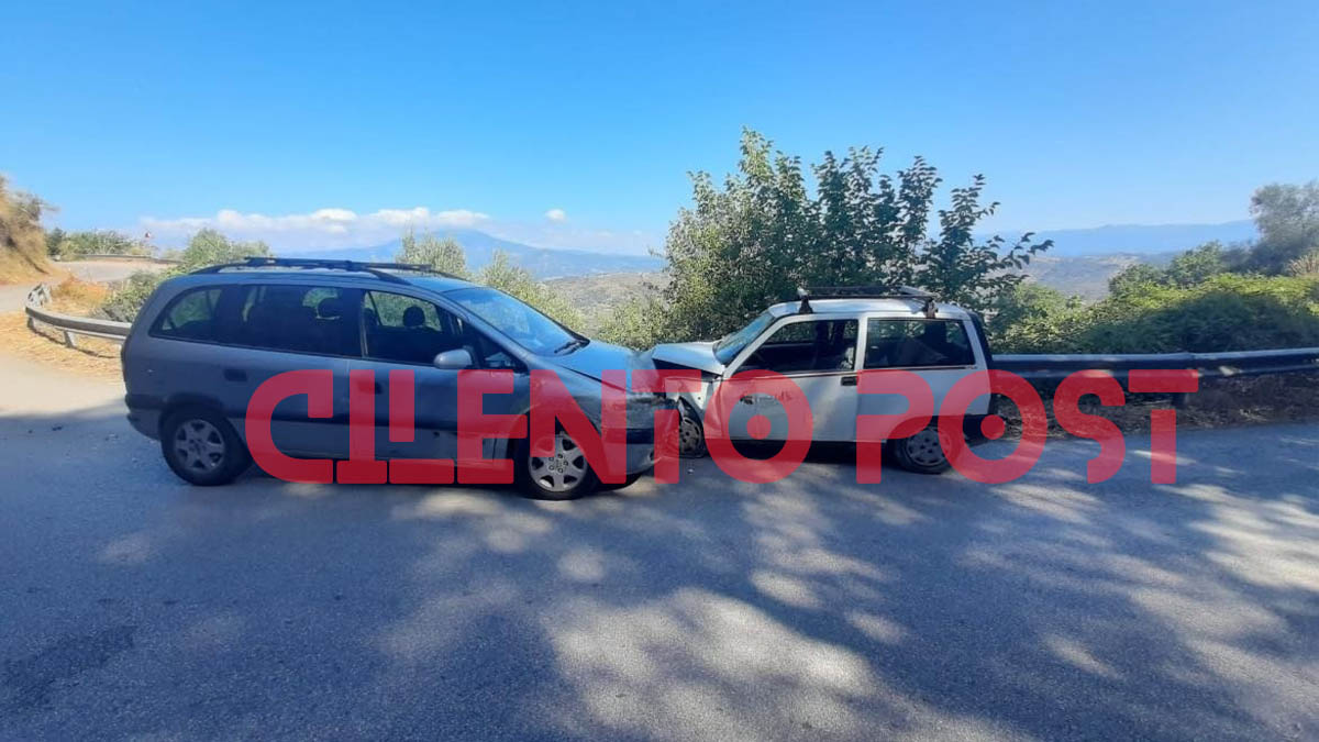 Ascea, scontro frontale tra due auto sulla strada che porta a Terradura ...